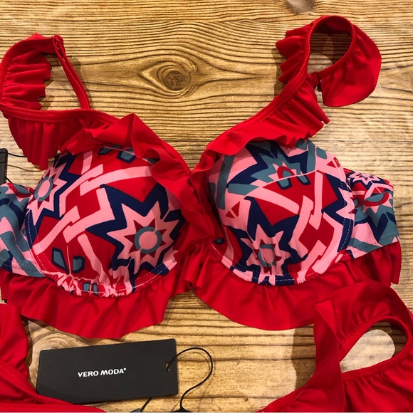 Vero Moda NWT Daisy bikini.  Large Top.  Medium Tanga bottom - Picture 9 of 15